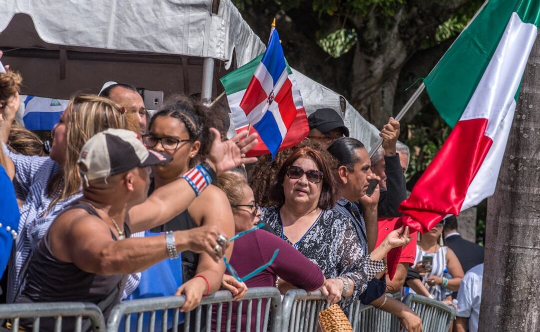 Fans del Príncipe de la canción estuvieron formados más de dos horas para despedirse de su ídolo. Foto: AP