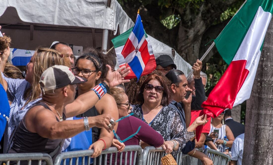 Fans del Príncipe de la canción estuvieron formados más de dos horas para despedirse de su ídolo. Foto: AP