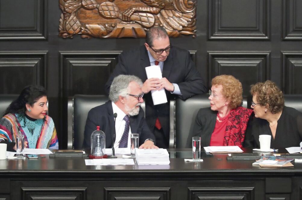 Aunque se apetecía una asamblea larga con 82 iniciativas en puerta, después de cinco horas los constituyentes cedieron. Los integrantes de la Mesa Directiva no tuvieron otra opción que estar al pie del cañón hasta el final (LUCÍA GODÍNEZ. EL UNIVERSAL)