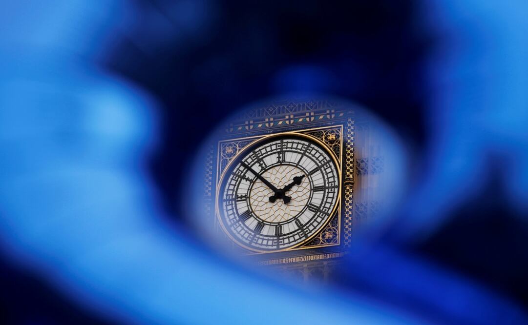 The Big Ben bell tower on the Houses of Parliament is visible through a shaped foil balloon as demonstrators protest during a "March for Europe" against the Brexit vote - Photo: Luke MacGregor/REUTERS