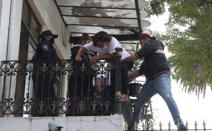 Familiares de víctimas que tomaron la CNDH, ahora ingresan por la fuerza a la Segob