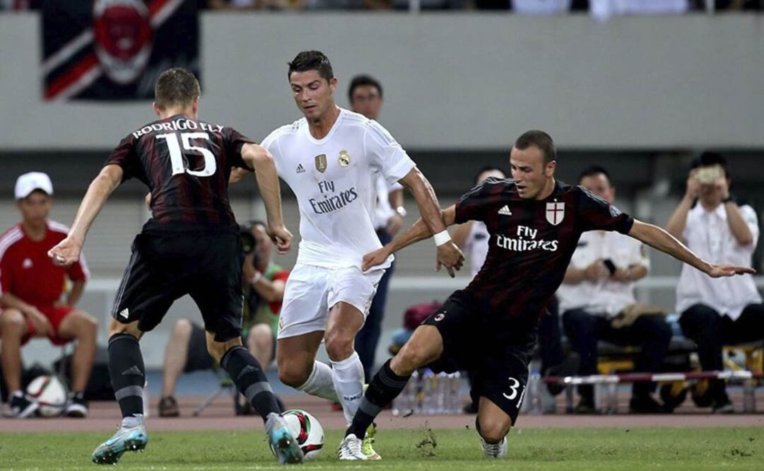 Ronaldo trata de burlar a dos jugadores del Milán. EFE