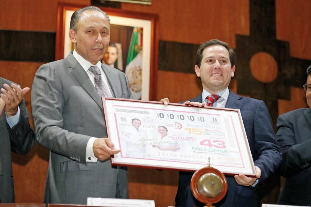 Los directores del ISSSTE, José Reyes Baeza, y de la Lotenal, Pedro Pablo Treviño, celebraron con un sorteo los 57 años de la institución de salud. (IRVIN OLIVARES. EL UNIVERSAL)