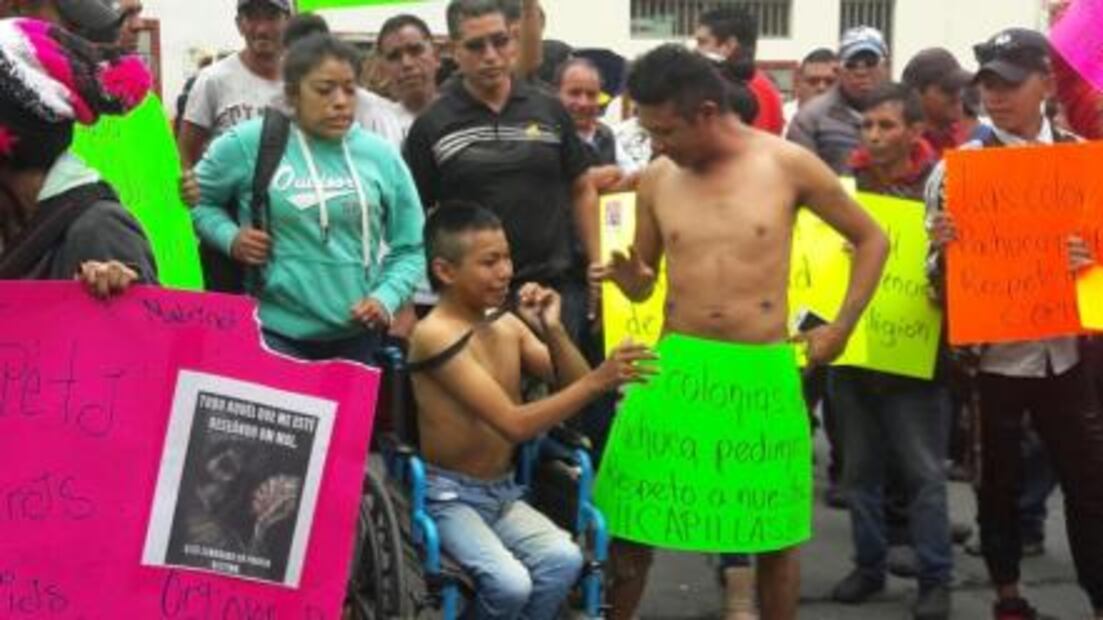 Protestan con cumbia y sangre por derribo de capilla de la Santa Muerte