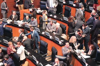 Senadores procesan Guardia entre críticas