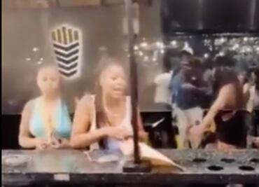 Por una porción de salsa extra, mujeres atacan negocio de comida rápida en EU; hay un herido