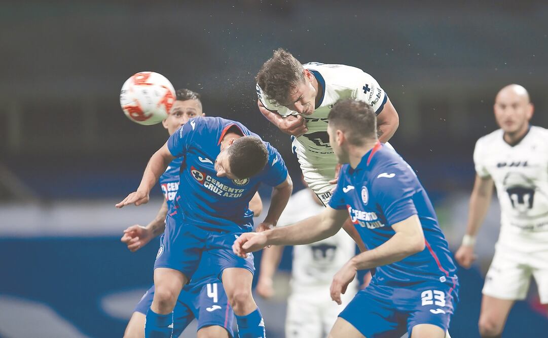 La defensiva celeste fue superada un par de ocasiones por el argentino de los auriazules, que finalizó el torneo con 10 goles. Foto: MEXSPORT
