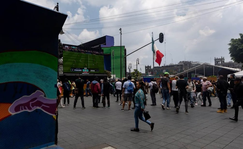 Algunas de las vallas retiradas fueron reubicadas en una de las aceras de la calle 5 de Febrero. Foto: Hugo Salvador / EL UNIVERSAL
