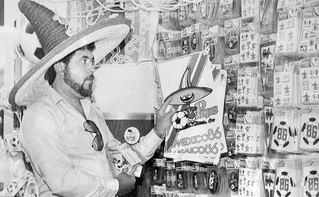 Puesto de souvenirs mundialistas. Semanas antes de la inauguración, ya había numerosos sitios para comprar recuerdos alusivos a Pique, la mascota de México 86, o al fútbol. Se podían comprar estampas, sombreros o parches, disponibles para turistas o locales. Foto: AP/ESPECIAL.