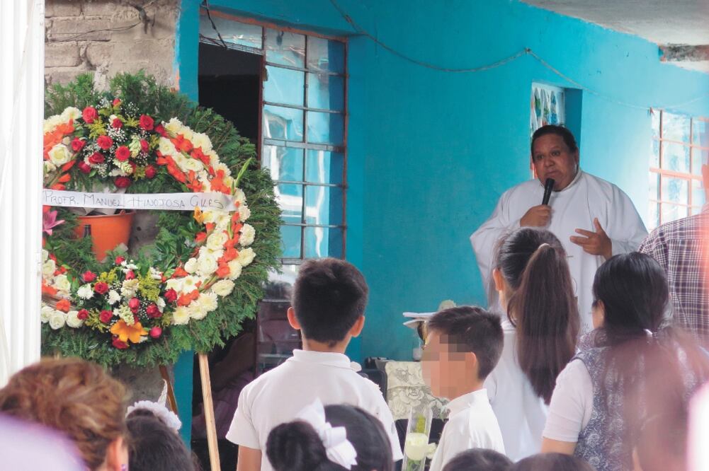 Compañeros del pequeño, que cursaba el tercer año de primaria, asistieron al velorio que se realizó en la colonia Virgencitas. Foto: IGNACIO RAMÍREZ. EL UNIVERSAL