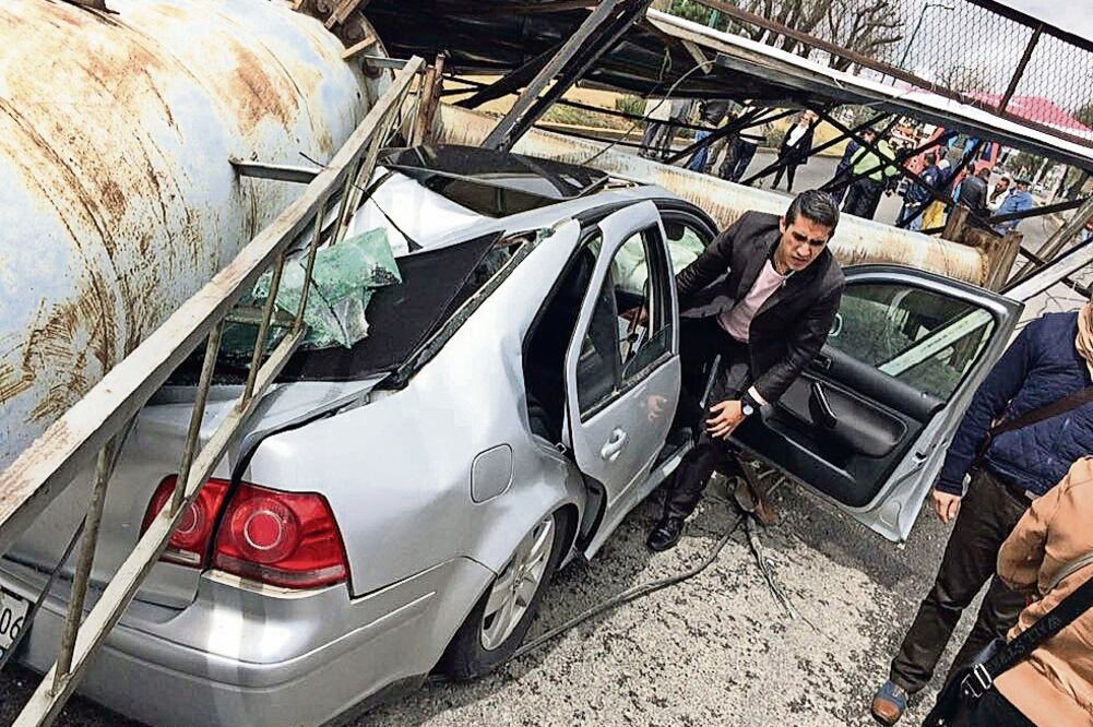Un anuncio espectacular ubicado en el municipio de Metepec, en el Estado de México, cayó sobre dos autos. El accidente fue videograbado por una persona que se encontraba en una plaza comercial y de inmediato se viralizó (JORGE ALVARADO. EL UNIVERSAL)