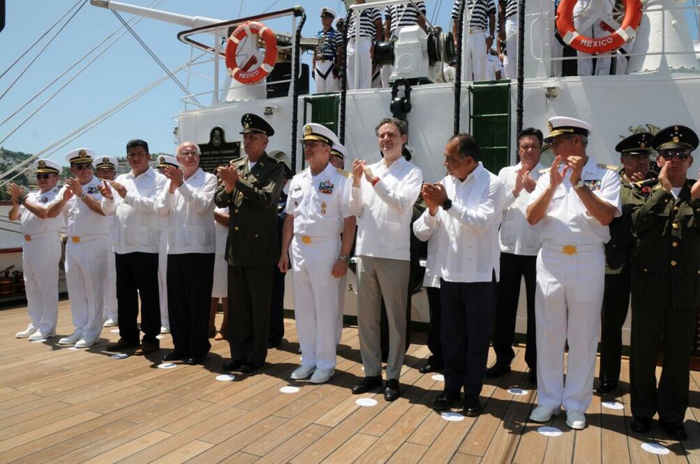 Los secretario de Defensa Nacional, Salvador Cienfuegos Zepeda; de Marina-Armada de México, Vidal Francisco Soberón; Salud, José Narró y Educación, Aurelio Nuño, recibieron en el puerto de Acapulco el buque escuela Cuauhtémoc (NOTIMEX)