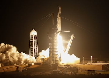 Lanza SpaceX su primera cápsula diseñada para astronautas rumbo a Estación Espacial