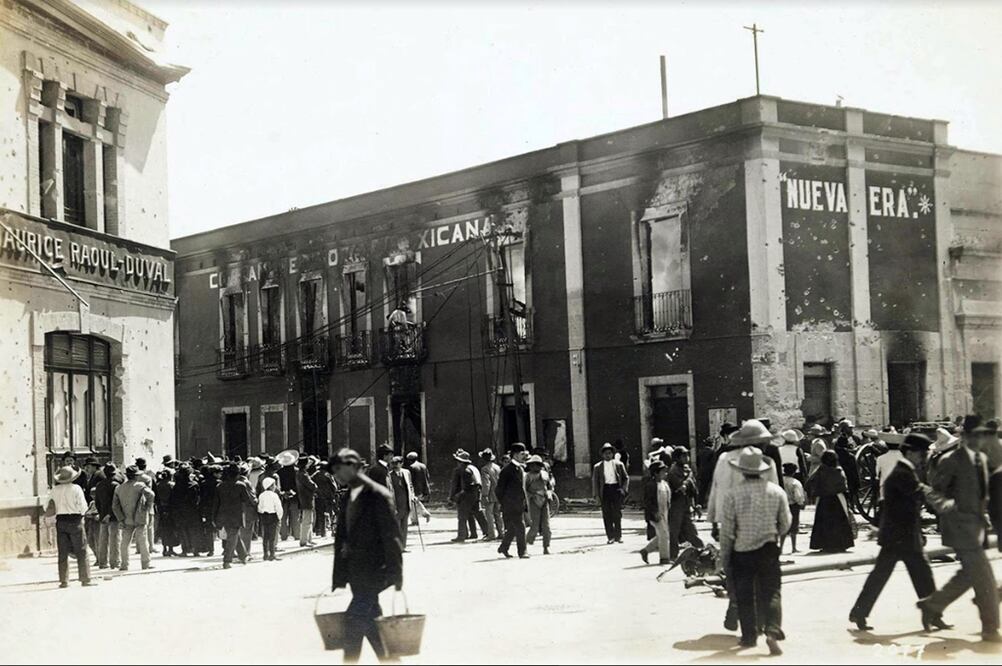 Las oficinas del periódico "Nueva Era", ubicado en la esquina de Balderas y Nuevo México, hoy Artículo 123, destruido durante la Decena Trágica en febrero de 1913. En su lugar se construyó el Edificio Nuevo México, ahora ocupado por el Centro Escolar Newton; la construcción del lado izquierdo fue reemplazada por el Edificio Normandie. Imagen: Southern Methodist University