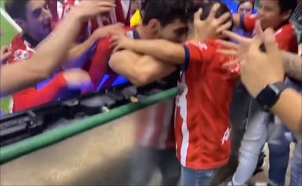 VIDEO: El emotivo e inolvidable festejo del Pollo Briseño con un niño en el León vs Chivas