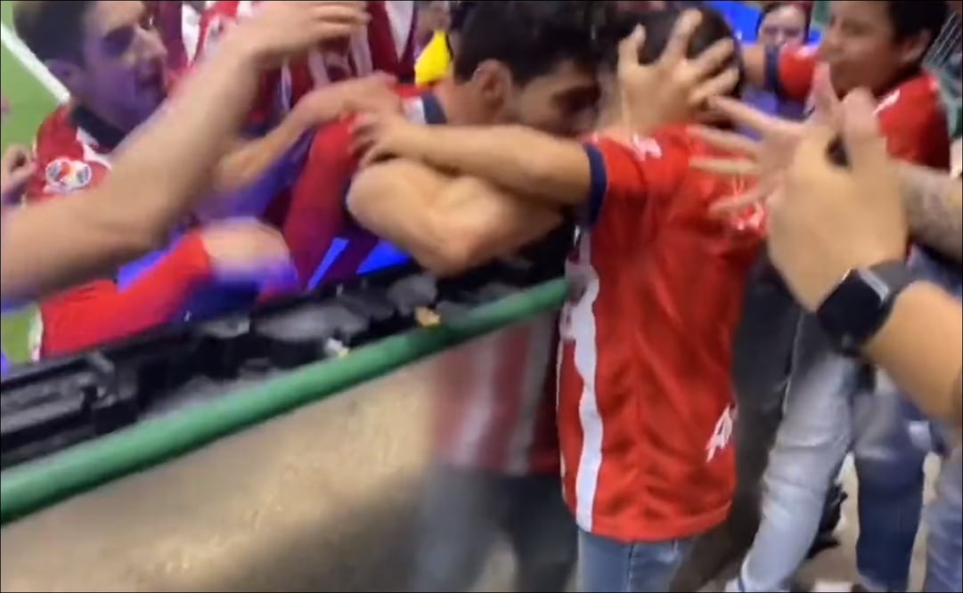 Pollo Briseño festejó con un niño el gol de Chivas - Foto: Especial