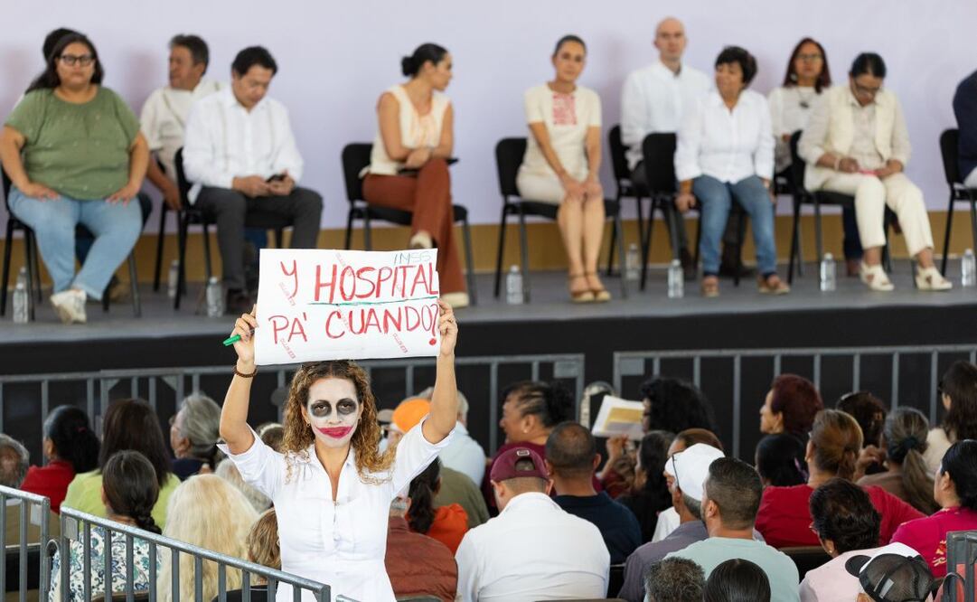 Caracterizada como “El Guasón” y con una pancarta, mujer exigió en un acto de la presidenta Claudia Sheinbaum la construcción de un hospital en Colima. Foto: Hugo Salvador / EL UNIVERSAL