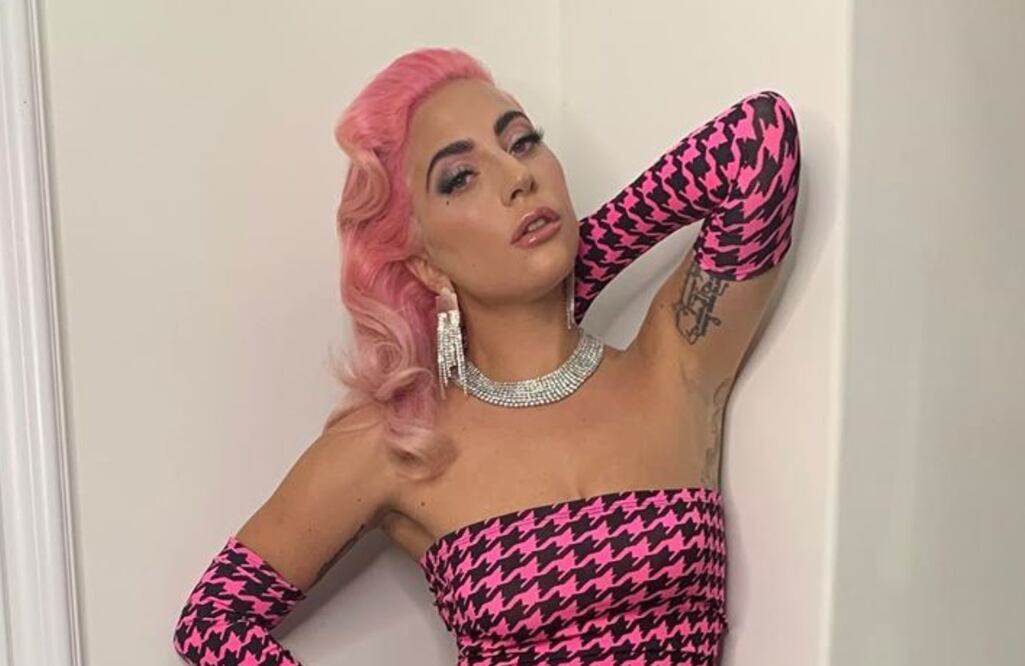 La cantante y actriz lució un atuendo con estampado pata de gallo de color rosa y joyería mexicana Foto: Instagram