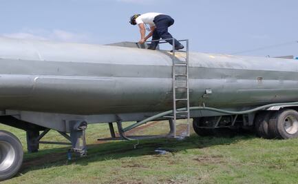 Detienen a operadores de pipa que descargaban aguas residuales en predio de Puebla 