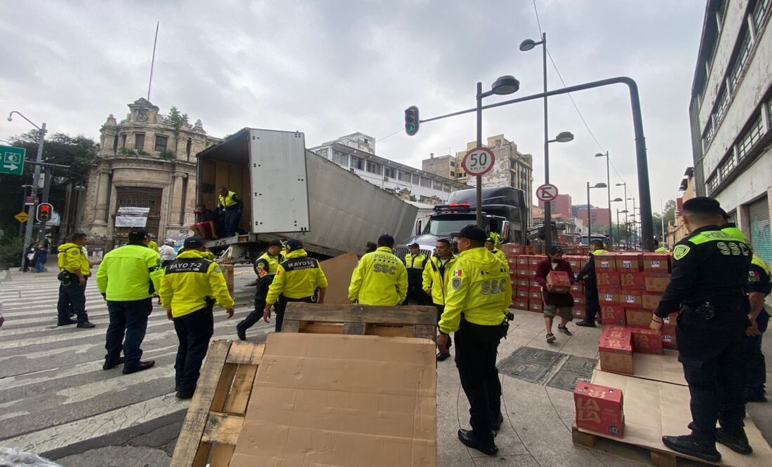 Tráiler con 25 toneladas de leche causa caos vial en Balderas y Ayuntamiento. Foto: Juan Carlos Williams