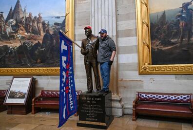 Tribunal Supremo de EU examina un caso que podría eximir a asaltantes del Capitolio y a Trump