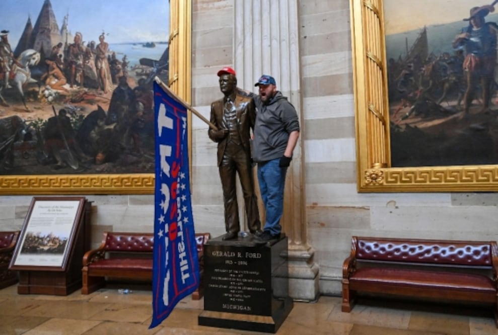 Los asaltantes, incitados por Trump, interrumpieron temporalmente el trámite formal de certificación del resultado de la elección presidencial de noviembre de 2020 en la cual Biden resultó ganador.