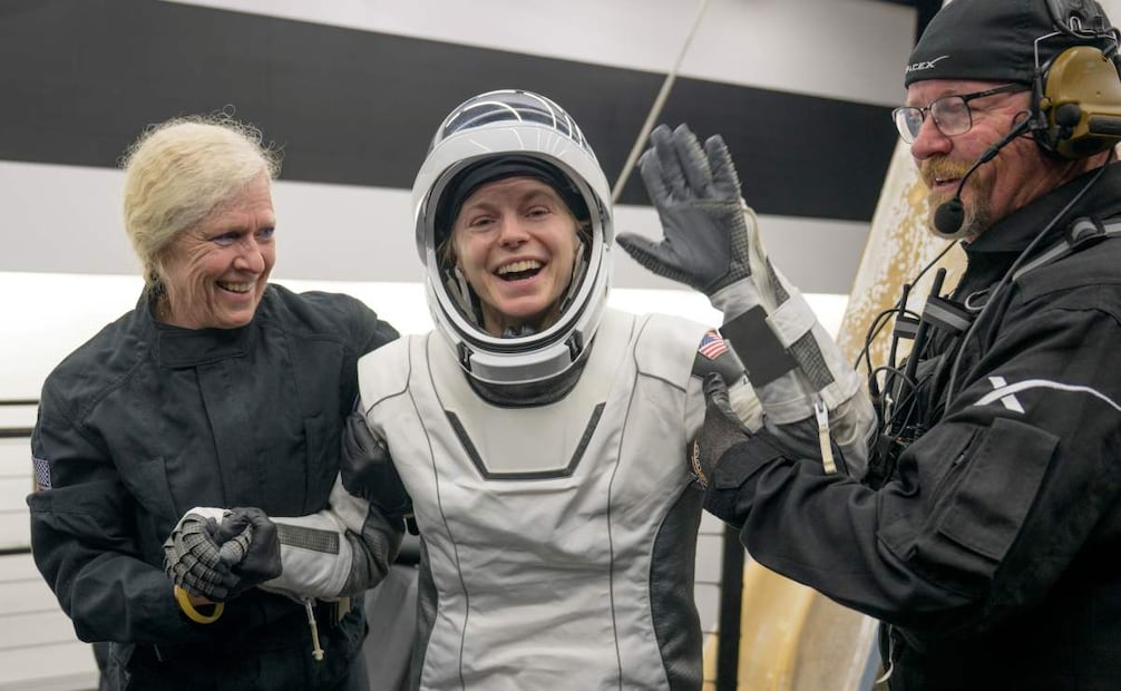 La astronauta de la NASA Zena Cardman recibe ayuda para salir de la nave espacial SpaceX Dragon Endeavour a bordo de la nave de recuperación de SpaceX, SHANNON, después de que ella, el astronauta de la NASA Mike Fincke, la astronauta de la JAXA (Agencia de Exploración Aeroespacial de Japón) Kimiya Yui y el cosmonauta de Roscosmos Oleg Platonov aterrizaran en el océano Pacífico frente a la costa de Long Beach, California, el jueves 15 de enero de 2026. La misión Crew-11 de la NASA amerizó con éxito este jueves en el océano frente a la costa de San Diego (California, EE.UU.), tras un regreso anticipado desde la Estación Espacial Internacional (EEI) debido a una emergencia médica que afectó a uno de sus cuatro tripulantes. Foto: EFE
