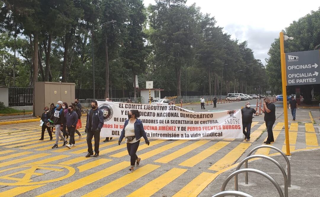 El jueves, una treintena de trabajadores de distintas representaciones sindicales cerraron el Paseo de la Reforma. Foto: Especial