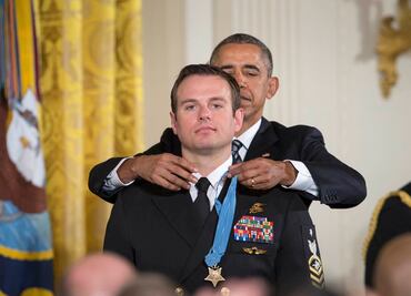 Obama condecora a militar por rescate de médico en Afganistán