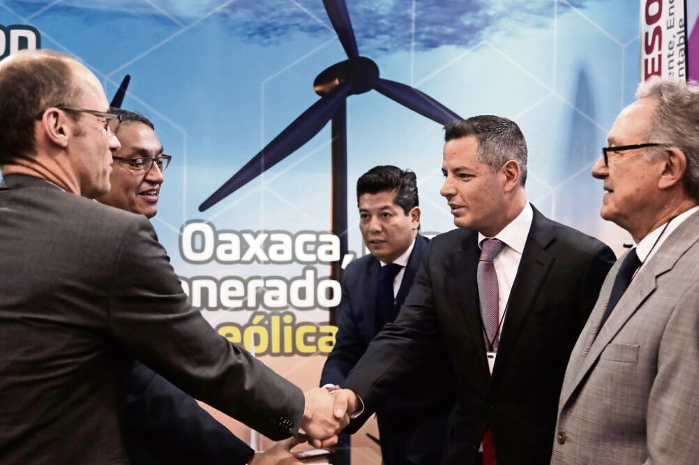 Alejandro Murat (segundo de der. a izq.) participó ayer en el congreso del sector eólico en la CDMX (ALEJANDRO ACOSTA. EL UNIVERSAL)