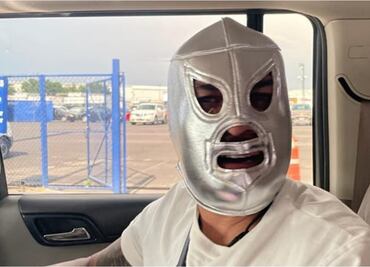 Dani Alves, feliz en México, ya posa con la máscara de El Santo