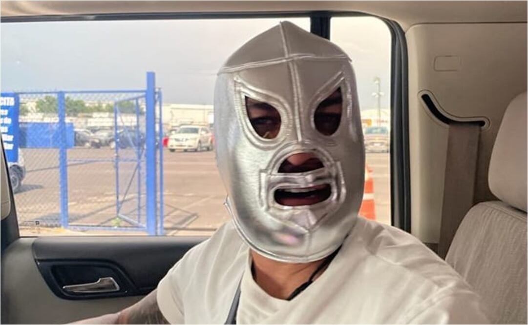 Dani Alves, feliz en México, ya posa con la máscara de El Santo / FOTO: Instagram: @PumasMX