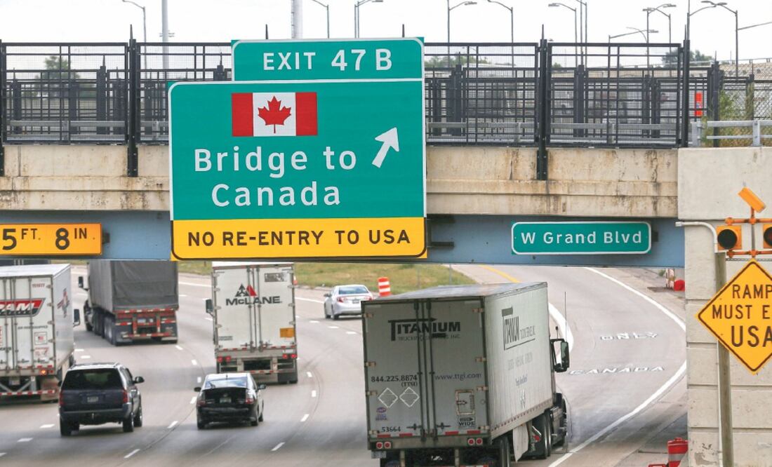 Un camión comercial sale de la autopista con rumbo al puente hacia Canadá, en Detroit, Michigan, Estados Unidos. (REBECCA COOK. REUTERS)