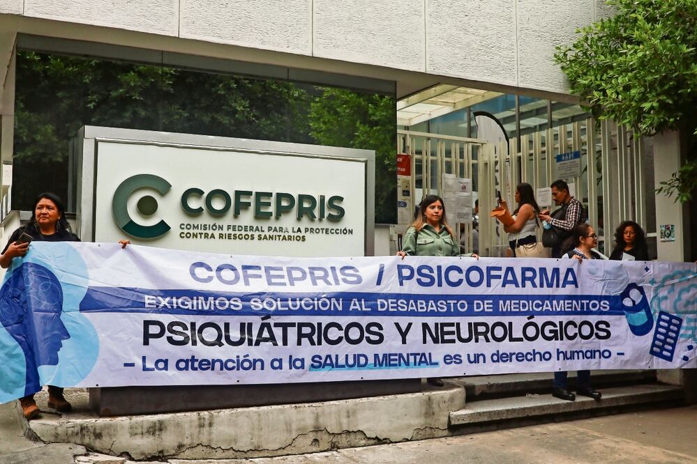 Integrantes del colectivo Medicamentos para Mentes Libres MX realizaron una protesta en la Cofepris, tras ser cancelada la cita que tenían con el subsecretario de Prevención y Promoción de la Salud, Hugo López Gatell. Foto: Hugo Salvador / El Universal