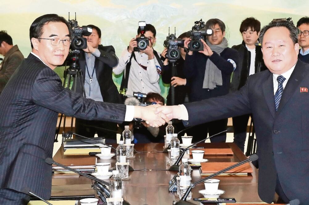 El líder de la delegación de Corea del Sur, Cho Myoung-gyon (izq.) estrechó la mano de su homólogo de Norcorea, Ri Son Gwon, al inicio del encuentro (AP)