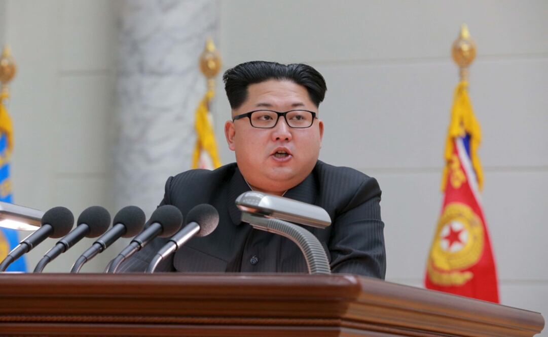 La agencia estatal de noticias Kcna detalla el encuentro en una nota distribuida hoy y que incluye una foto multitudinaria de Kim con los responsables del programa nuclear norcoreano (Foto: Reuters)
