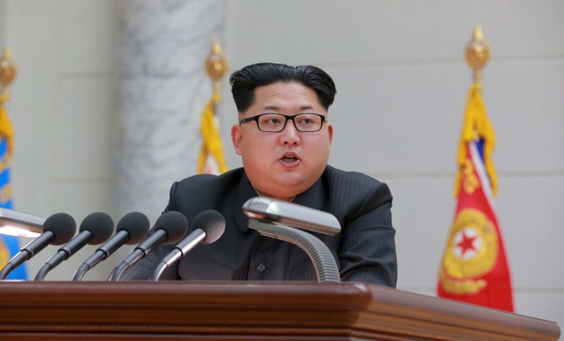 La agencia estatal de noticias Kcna detalla el encuentro en una nota distribuida hoy y que incluye una foto multitudinaria de Kim con los responsables del programa nuclear norcoreano (Foto: Reuters)