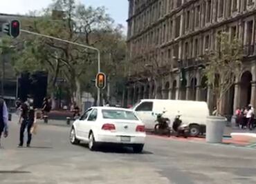 Jetta de AMLO no respeta semáforo rojo y viola reglamento de tránsito de la CDMX