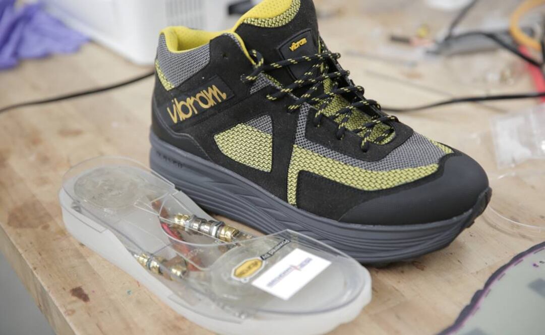 Caminar puede  aprovecharse para  recargar dispositivos electrónicos. Foto: EFE