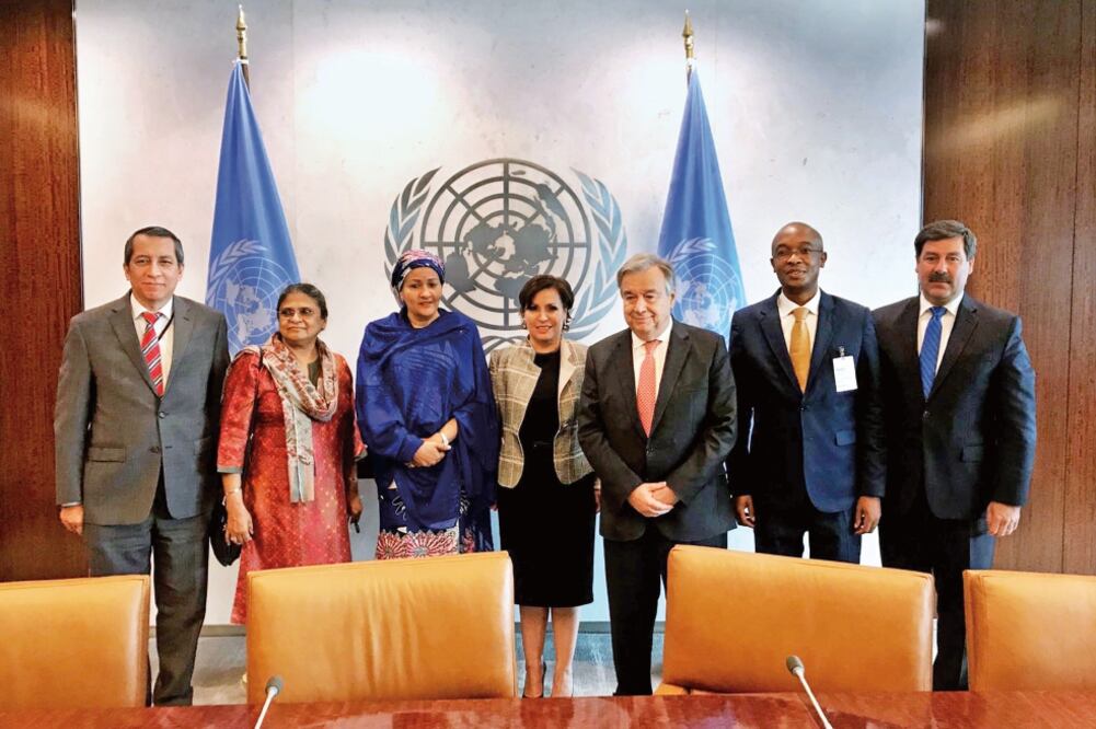 La secretaria de Desarrollo Agrario, Territorial y Urbano, Rosario Robles Berlanga (cuarta de izq. a der.), y António Guterres (quinto de izq. a der.), (ESPECIAL)