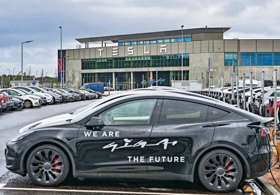 Por las altas tasas de interés pocos pueden darse el lujo de adquirir un modelo Tesla, dijo Elon Musk. Foto: de AP