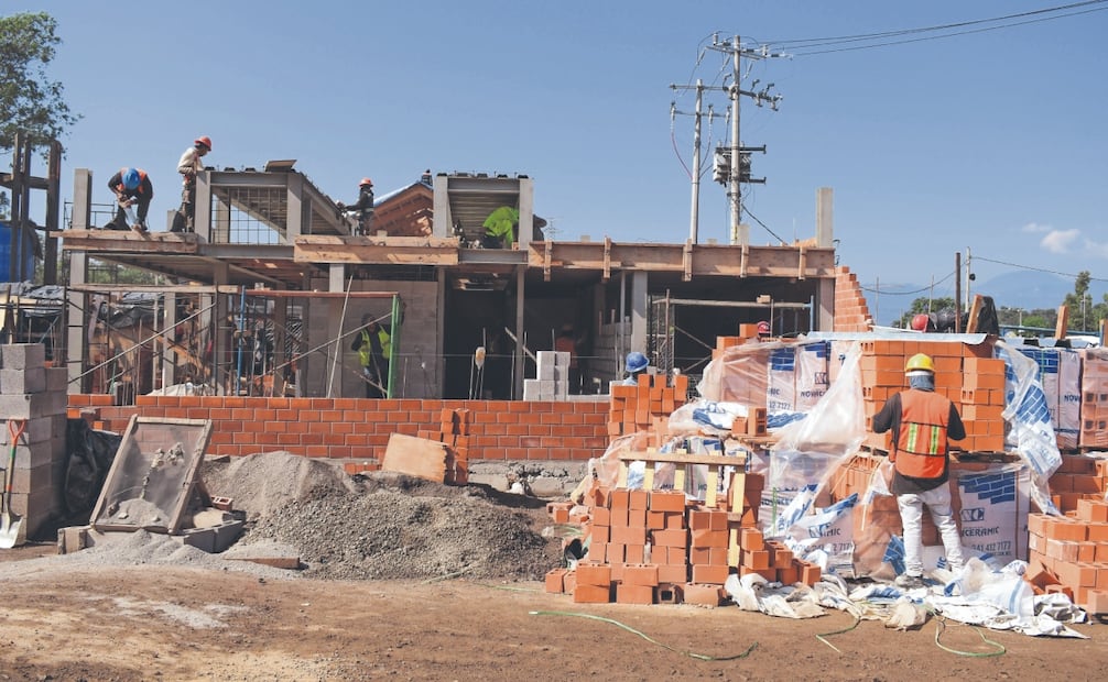 A poco menos de dos semanas del inicio de la Copa del Mundo, en el embarcadero de Cuemanco continúan los trabajos de remodelación; pueden verse obreros
realizando diversas labores, siguen con la construcción del mercado y baños, cargan bultos de cemento, y manejan maquinaria pesada. Foto: Santiago Cadena/ EL UNIVERSAL