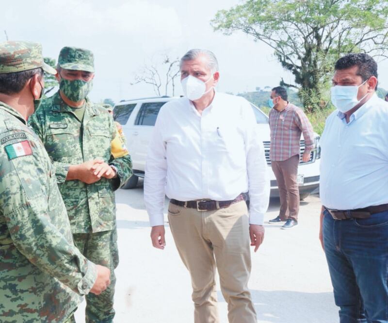 Autoridades estatales y federales, entre ellas Javier May, titular de la Secretaría del Bienestar (der.), durante los recorridos por Tabasco. Foto: ARCHIVO EL UNIVERSAL