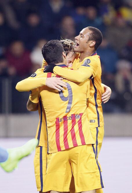 Ivan Rakitic (c) celebró su segundo gol con Luis Suárez y Neymar (TATYANA ZENKOVICH. EFE)