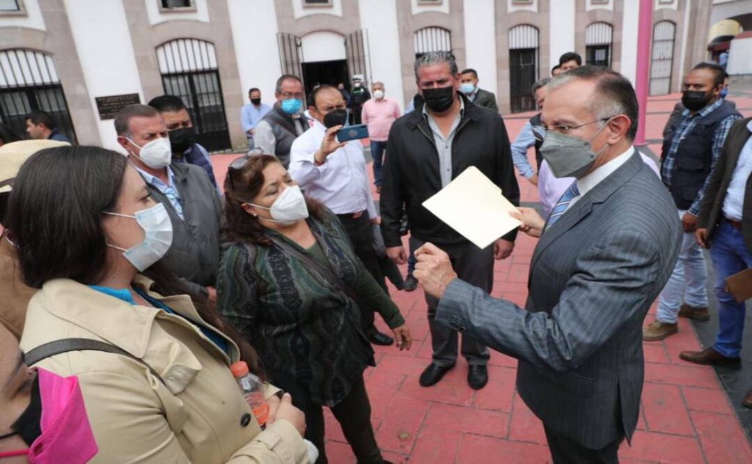 Foto: Jorge Alvarado/ EL UNIVERSAL/ Vecinos se presentaron frente al edil y le señalaron que tenían una reunión con autoridades municipales esta mañana, pero fue cancelada para realizarse por la tarde.