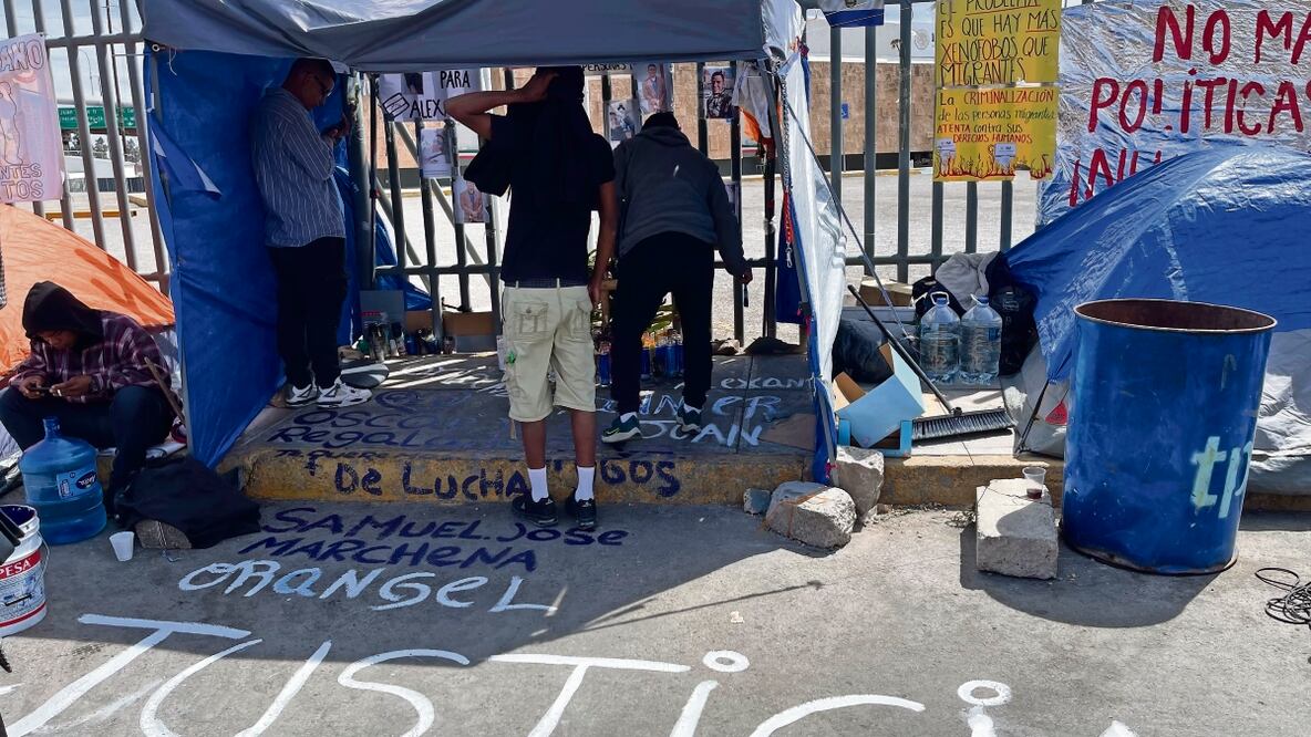 En un campamento frente al INM permanecen venezolanos que hasta ayer no sabían si ya se realizaron los trámites para que los cuerpos de sus connacionales regresen a Venezuela. Foto: Paola Gamboa/ EL UNIVERSAL