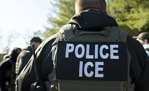 Agentes del Servicio de Control de Inmigración y Aduanas (ICE) durante un operativo. Foto: AFP