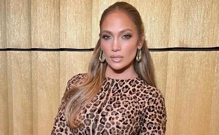 Jennifer Lopez incendia las redes con traje de baño amarillo