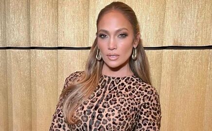 Jennifer Lopez incendia las redes con traje de baño amarillo