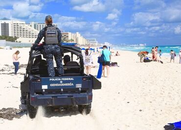 Gendarmes patrullan playas en Cancún y Los Cabos